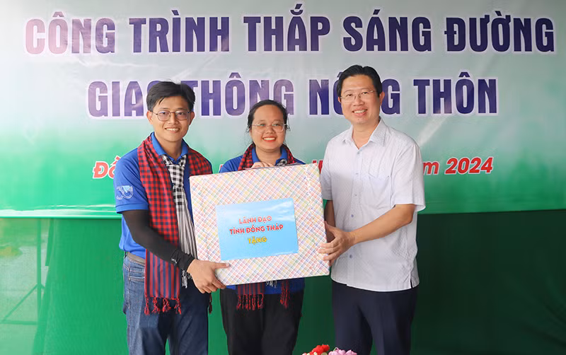 Đại diện các sinh viên tình nguyện Đại học Khoa học Tự nhiên - Đại học Quốc gia TP.HCM nhận quà từ Phó Chủ tịch UBND tỉnh Đồng Tháp Huỳnh Minh Tuấn (bìa phải) trao tặng. Đại diện các sinh viên tình nguyện Đại học Khoa học Tự nhiên - Đại học Quốc gia TP.HCM nhận quà từ Phó Chủ tịch UBND tỉnh Đồng Tháp Huỳnh Minh Tuấn (bìa phải) trao tặng.