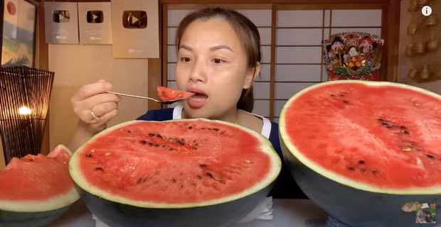 Quỳnh Trần JP thưởng thức dưa hấu vỏ đen giá gần 2 triệu đồng.