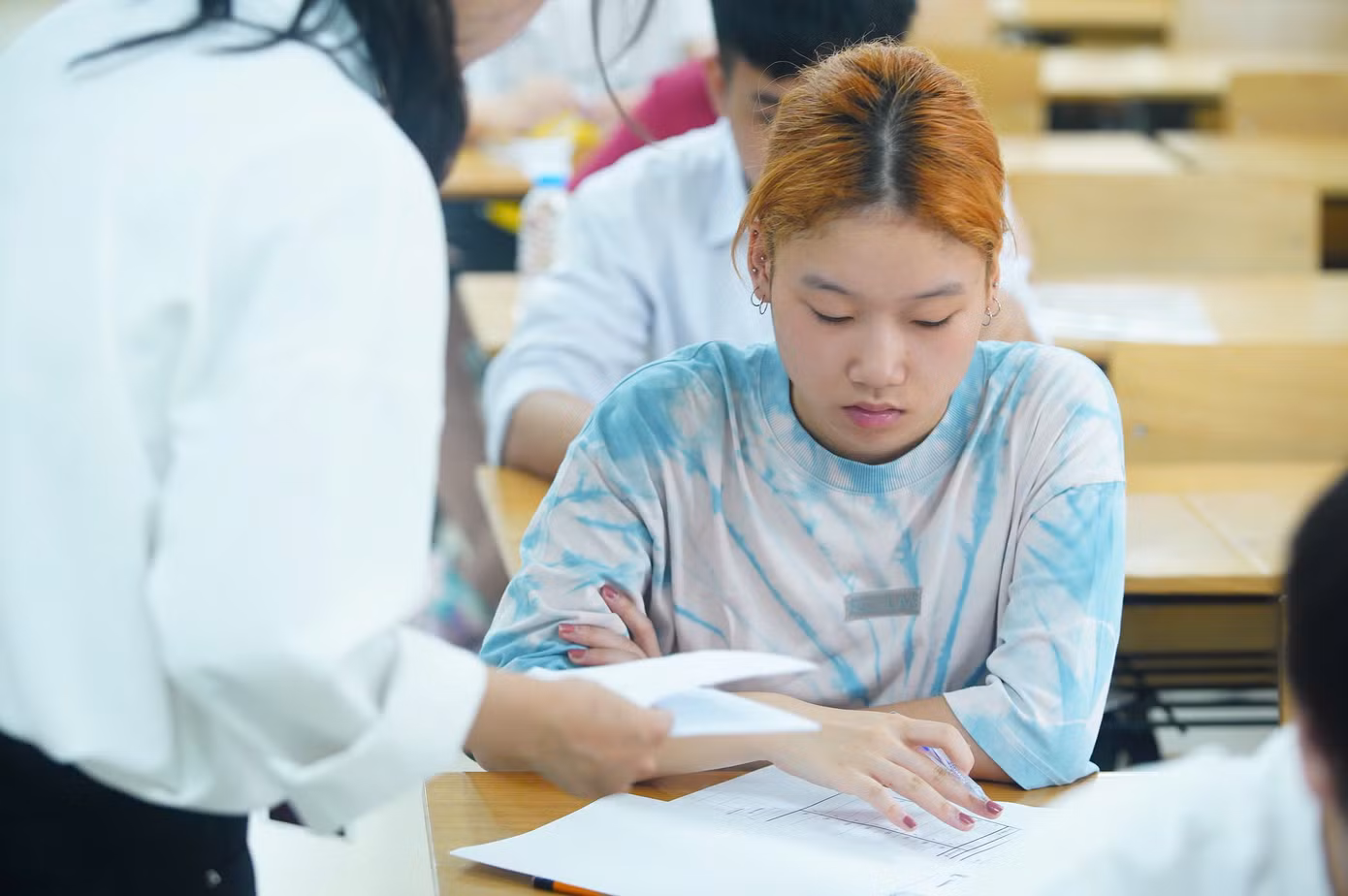 Lương Bảo Châu và Lương Bảo Chi tại phòng thi. (Ảnh: Duy Phạm)