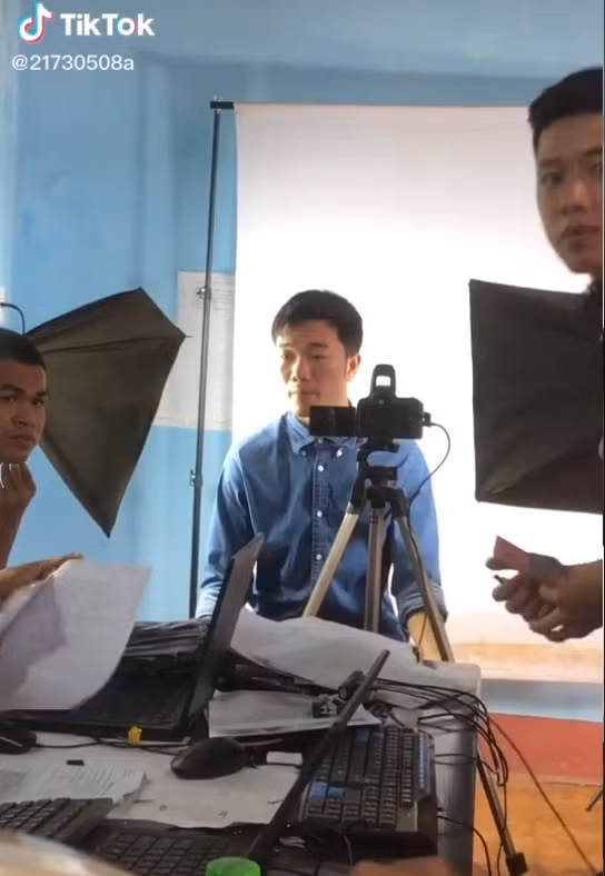 Xuân Trường diện sơ mi xanh cực "bảnh". Xuân Trường diện sơ mi xanh cực "bảnh".