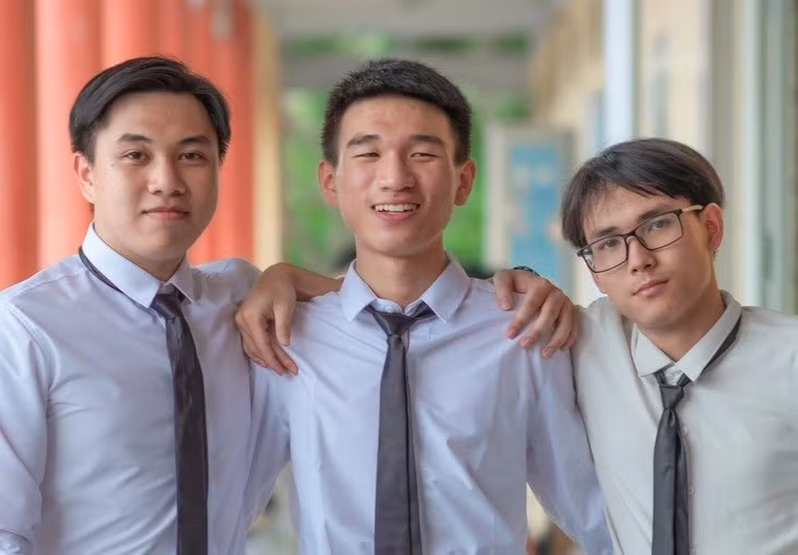 Mạnh Hùng (đứng giữa) cũng đặt nguyện vọng 1 vào ngành Khoa học máy tính. Mạnh Hùng (đứng giữa) cũng đặt nguyện vọng 1 vào ngành Khoa học máy tính.