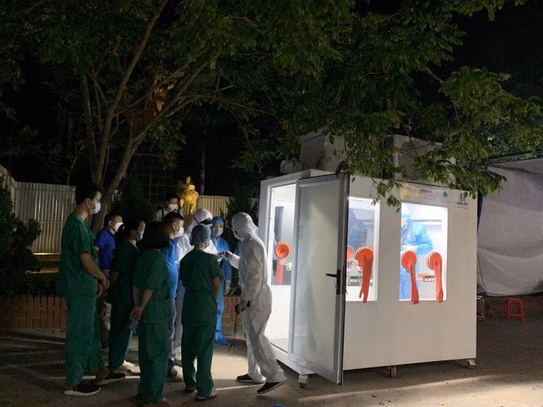 Buồng xét nghiệm có gắn điều hòa chống nóng cho đội ngũ nhân viên y tế. (Ảnh: Hữu Nghĩa)