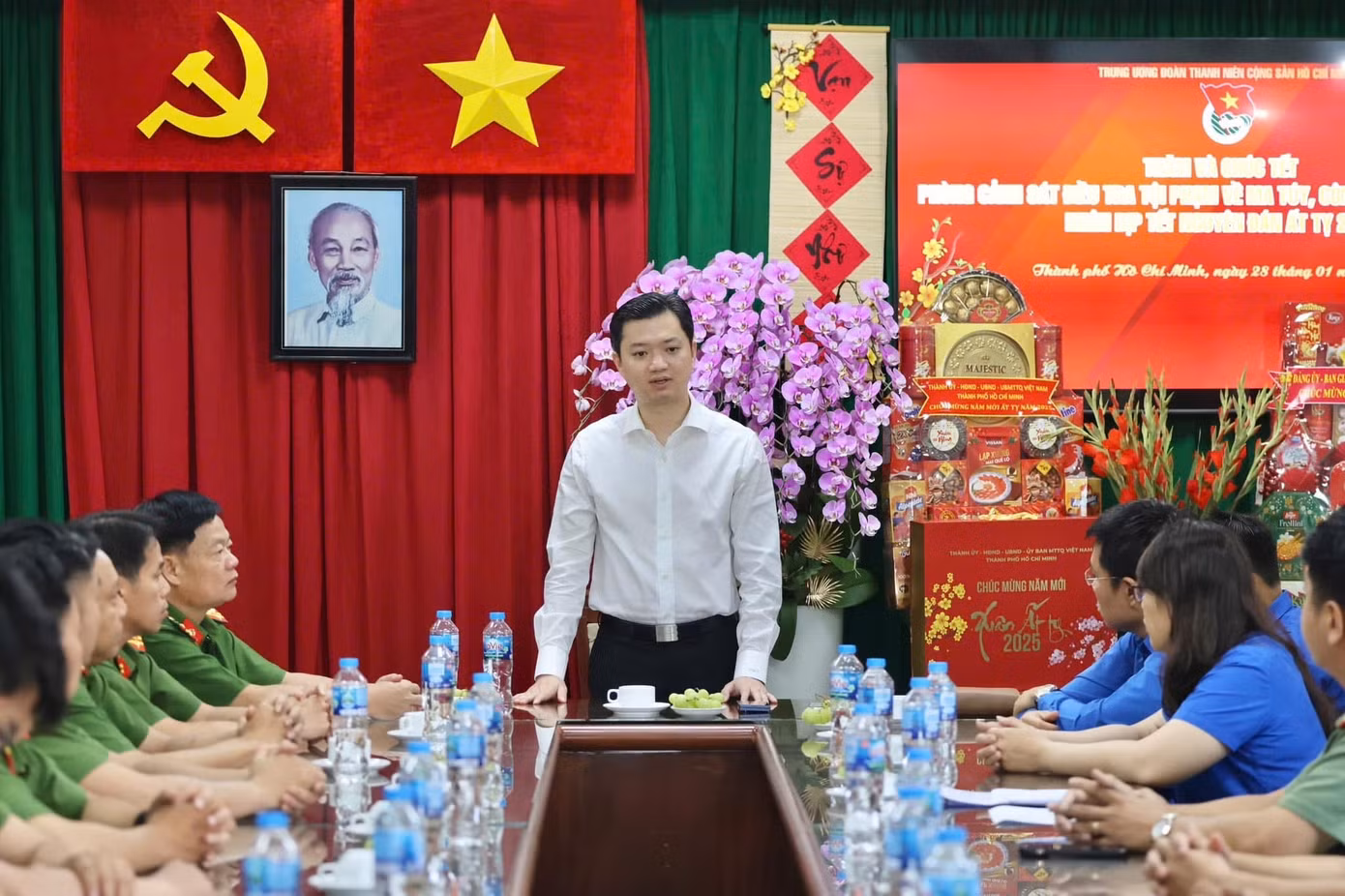 Đồng chí Nguyễn Minh Triết ghi nhận và đánh giá cao nỗ lực của các chiến sĩ công an Phòng Cảnh sát điều tra tội phạm về Ma tuý đã nỗ lực, cố gắng để bảo vệ an toàn cho nhân dân trong năm vừa qua. Đồng chí Nguyễn Minh Triết ghi nhận và đánh giá cao nỗ lực của các chiến sĩ công an Phòng Cảnh sát điều tra tội phạm về Ma tuý đã nỗ lực, cố gắng để bảo vệ an toàn cho nhân dân trong năm vừa qua.