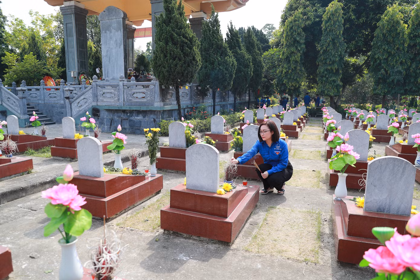 Đoàn viên, thanh niên Đại học Quốc gia Hà Nội dâng hương các phần mộ liệt sĩ.
