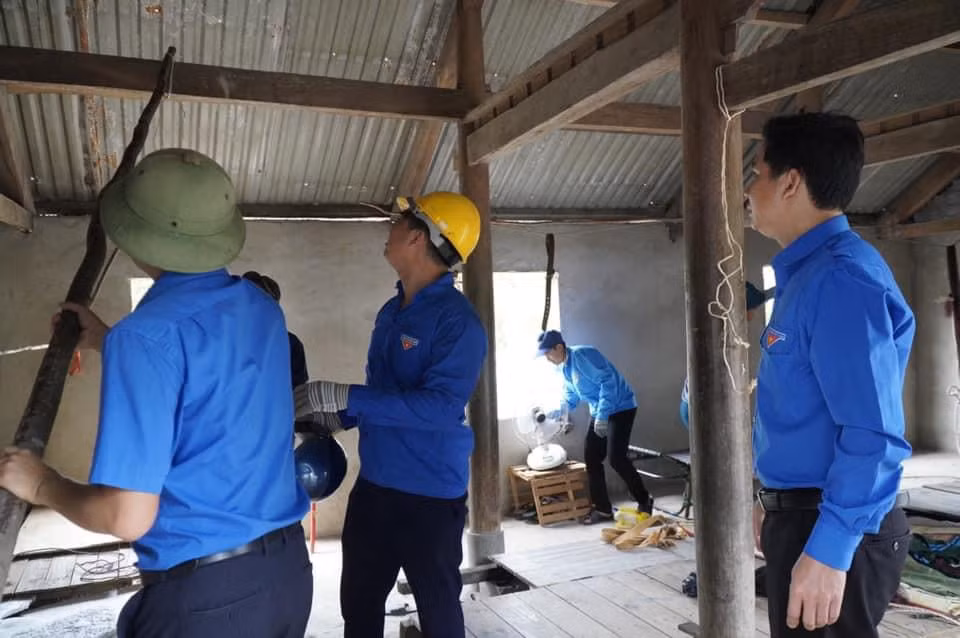 Đường dây 500 kV mạch 3, đoạn Quảng Trạch - Phố Nối là dự án điện trọng điểm quốc gia, đi qua địa bàn xã Quảng Đông khoảng 3 km với 10 cột điện cao thế.