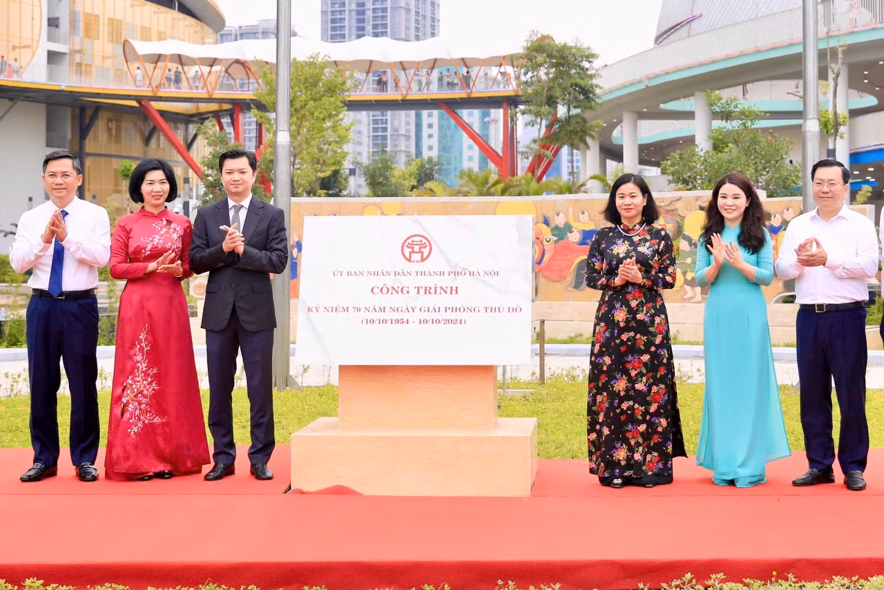 Các đồng chí lãnh đạo thực hiện nghi thức gắn biển công trình tại lễ khánh thành. Các đồng chí lãnh đạo thực hiện nghi thức gắn biển công trình tại lễ khánh thành.