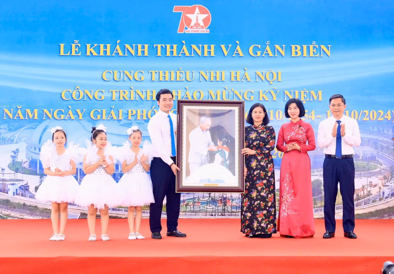 Tại buổi lễ, lãnh đạo thành phố Hà Nội đã trao tặng Cung Thiếu nhi và thiếu nhi Thủ đô bức tranh Bác Hồ với thiếu nhi. Tại buổi lễ, lãnh đạo thành phố Hà Nội đã trao tặng Cung Thiếu nhi và thiếu nhi Thủ đô bức tranh Bác Hồ với thiếu nhi.