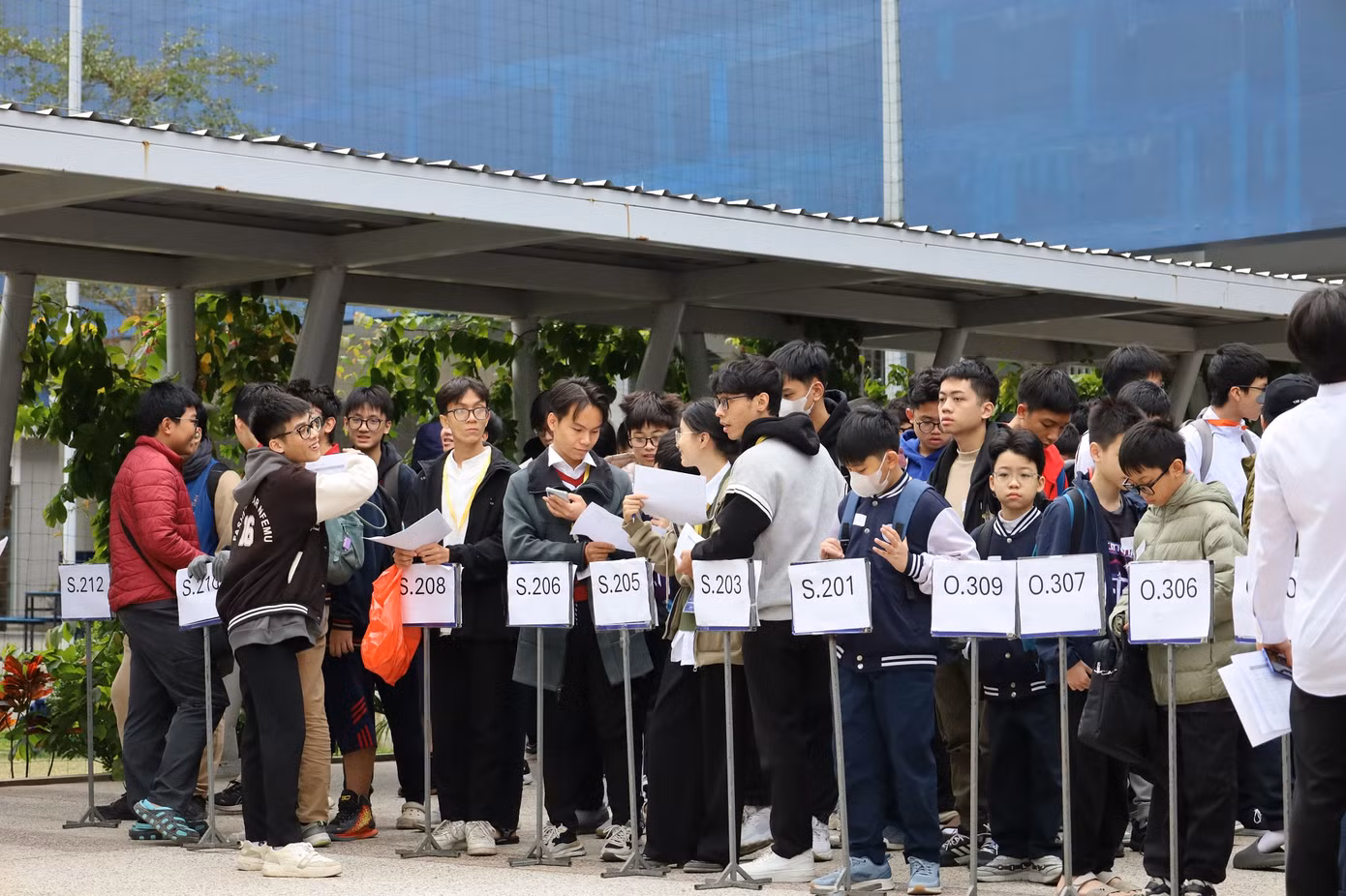 Các phòng thi xếp hàng tham gia buổi khai mạc.