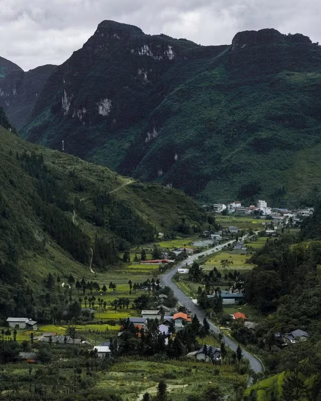 Hình ảnh núi non được dân mạng trầm trồ là "đẹp ngang ngửa Thụy Sĩ". (Ảnh: Hồ Gia Bảo)