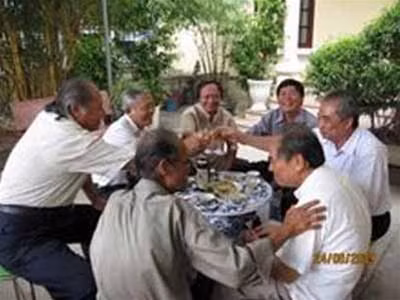 Nhà thơ Nguyễn Khoa Điềm uống rượu với khách văn tại vườn nhà (Từ trái quay vòng : Mai Văn Hoan, Nguyễn Khoa Điềm, Ngô Minh, Hoàng Minh Tường, Nguyễn Hoa, Nguyễn Quang Hà, Trần Vàng Sao). Ảnh: Diệu An