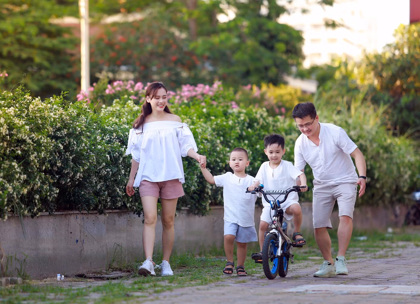 Huyền Sâm cùng ông xã Anh Quân và hai con trai.