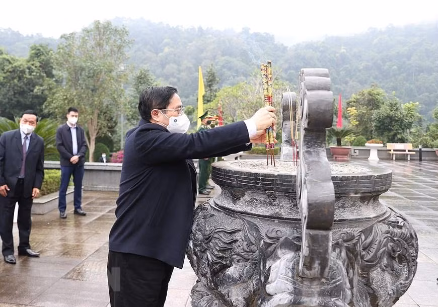 Thủ tướng Phạm Minh Chính dâng hương tưởng niệm Bác Hồ tại Khu Di tích Pác Bó. (Ảnh: Dương Giang/TTXVN) Thủ tướng Phạm Minh Chính dâng hương tưởng niệm Bác Hồ tại Khu Di tích Pác Bó. (Ảnh: Dương Giang/TTXVN)