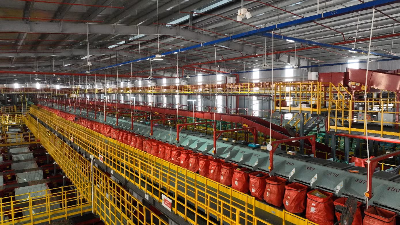 Logistics xanh trong chuỗi cung ứng kết hợp sử dụng túi tái sinh thân thiện môi trường giúp giảm thiểu rác thải.