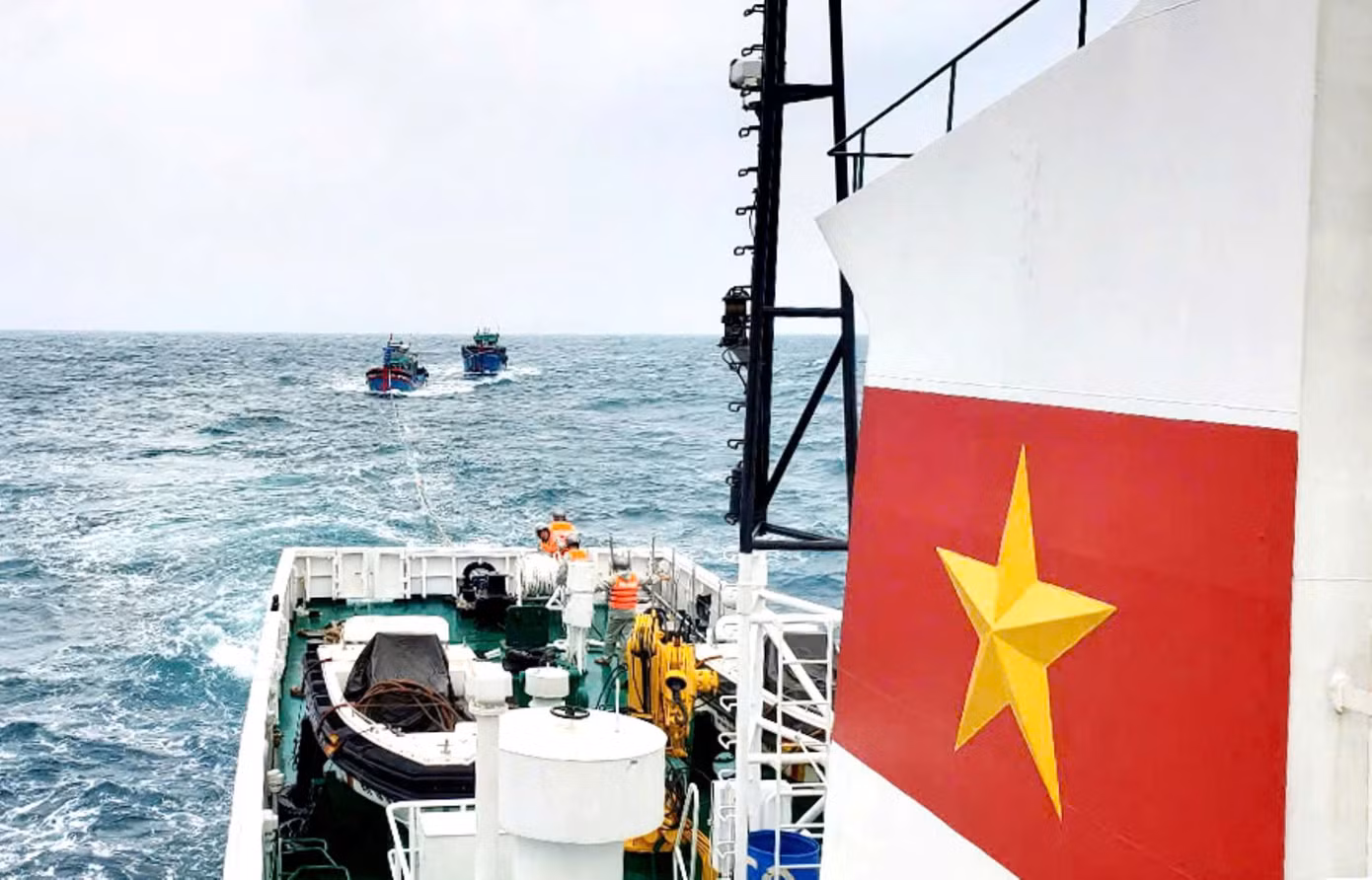 Tàu 368, Vùng 3 Hải quân lai kéo Tàu cá ĐNa 91095 TS và ĐNa 91282TS về bờ. Ảnh: Hoàng Diệu Tàu 368, Vùng 3 Hải quân lai kéo Tàu cá ĐNa 91095 TS và ĐNa 91282TS về bờ. Ảnh: Hoàng Diệu