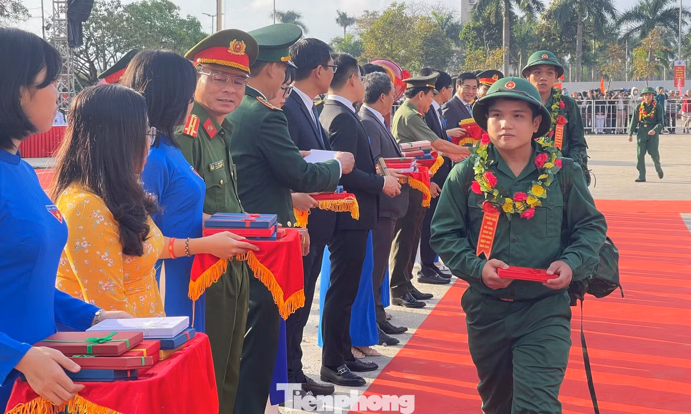 Các cấp lãnh đạo tặng hoa, quà động viên cho các tân binh lên đường nhập ngũ