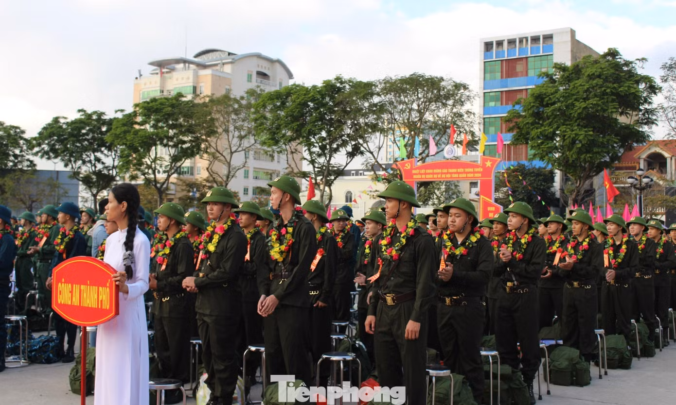 Trong đó, có 1.058 công dân đủ tiêu chuẩn lên đường thực hiện nghĩa vụ quân sự và 298 thanh niên phục vụ có thời hạn trong lực lượng Công an nhân dân.