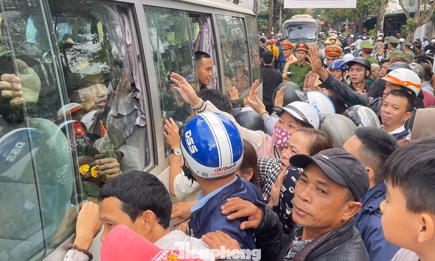 Những khoảnh khắc bùi ngùi, giọt nước mắt hãnh diện của người thân, bạn bè tạo động lực lớn cho các tân binh càng vững chãi, yên tâm tham gia phục vụ Tổ quốc.