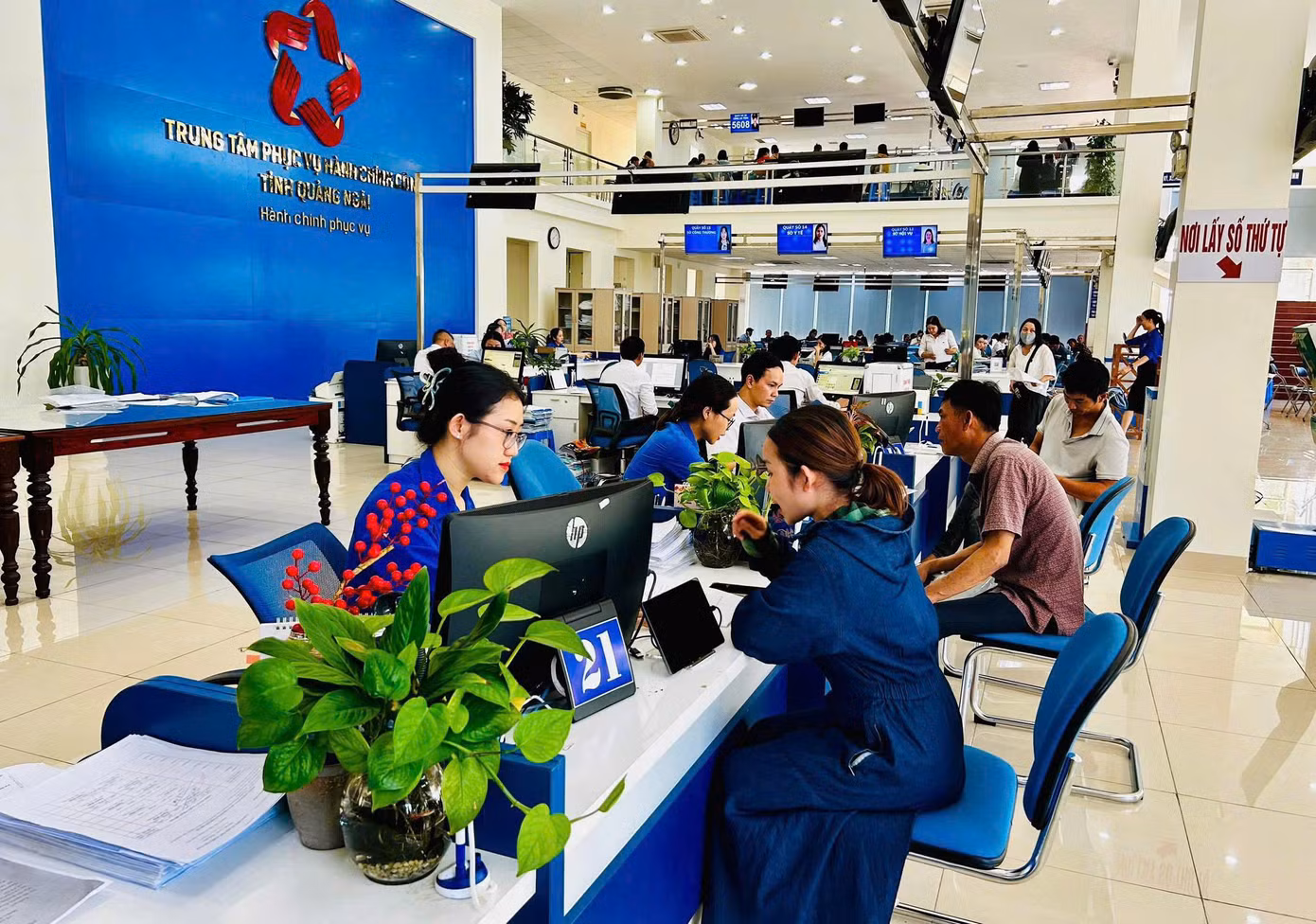 Các bạn ĐVTN hỗ trợ người dân giải quyết thủ tục hành chính tại Trung tâm phục vụ hành chính công tỉnh Quảng Ngãi. Ảnh: Nguyễn Ngọc Các bạn ĐVTN hỗ trợ người dân giải quyết thủ tục hành chính tại Trung tâm phục vụ hành chính công tỉnh Quảng Ngãi. Ảnh: Nguyễn Ngọc