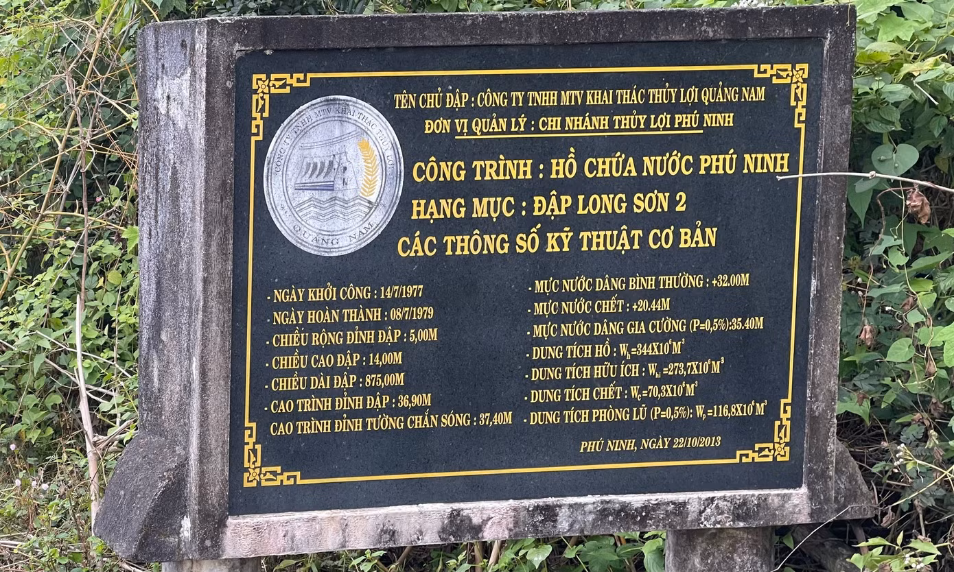 Cách trung tâm TP. Tam Kỳ (Quảng Nam) khoảng 7 km về hướng tây với gần 20 phút đi đường, hồ thủy lợi Phú Ninh thuộc địa bàn hai huyện Phú Ninh và Núi Thành mang vẻ đẹp thiên nhiên hoang sơ thu hút du khách gần xa đến tận hưởng khung cảnh ngoài trời thú vị, hòa mình vào thiên nhiên, cây cỏ.