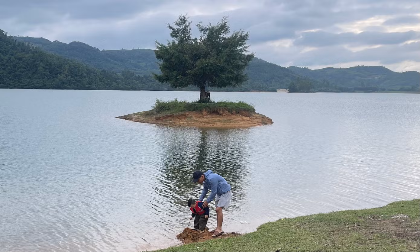 Nhiều nhóm bạn trẻ và các gia đình đến đây thư giãn, trải nghiệm hòa mình với thiên nhiên.