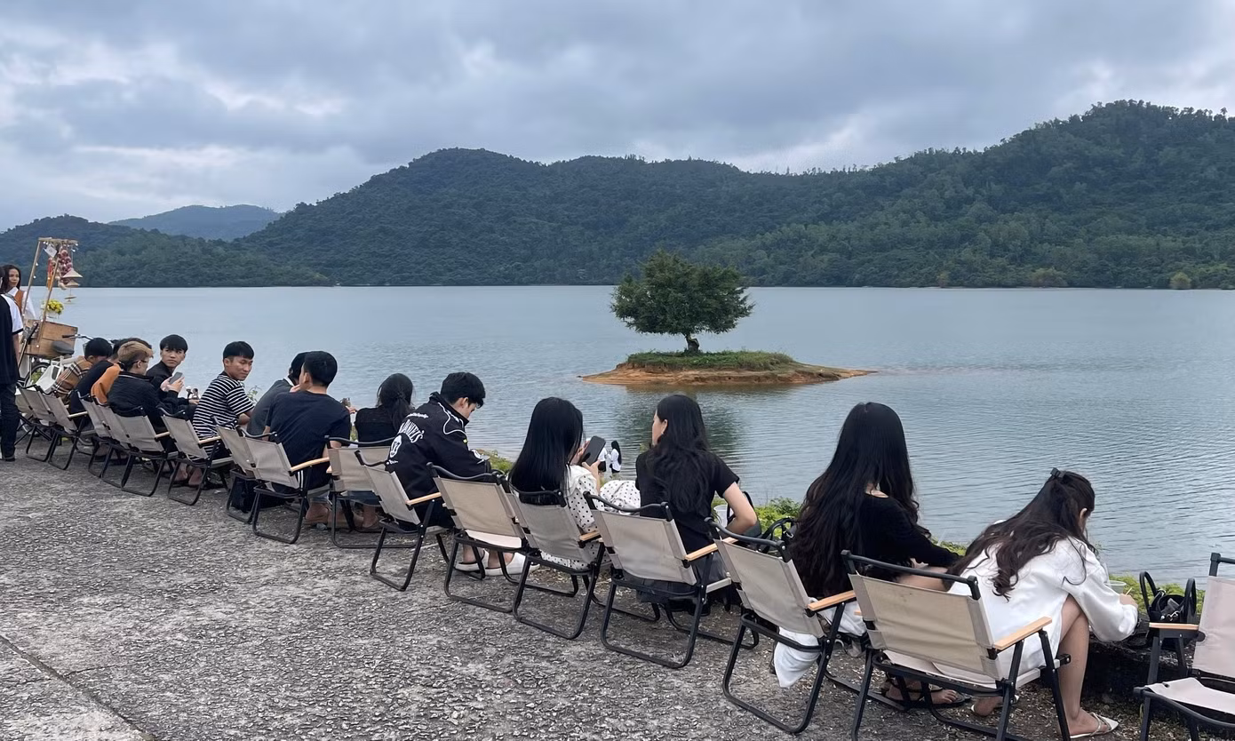 "Cây cô đơn" Phú Ninh với vị trí gần bờ, bao quanh là làn nước xanh mát, trên đảo chỉ có duy nhất một cây xanh cùng tán lá rậm rạp đã tạo nên cảnh độc đáo và thơ mộng.