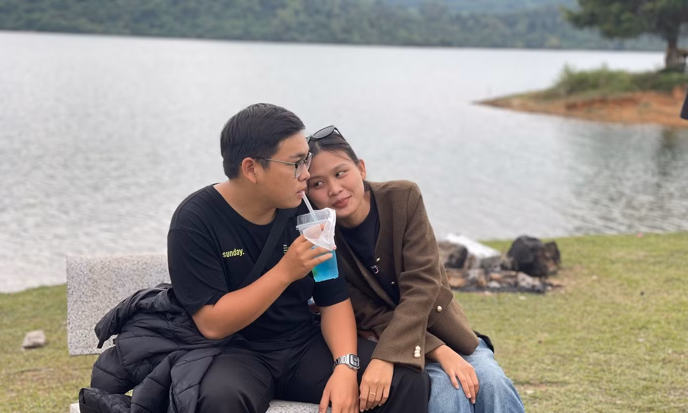 “Mình biết chỗ này qua bạn bè, thấy gần đây mọi người đi chụp ảnh ở đây rất nhiều nên cũng tranh thủ đến tham quan. Mình đặc biệt ấn tượng với cây cô đơn vì nó thơ mộng và rất độc lạ”, bạn Đặng Thanh Phụng (Quảng Nam), nói.