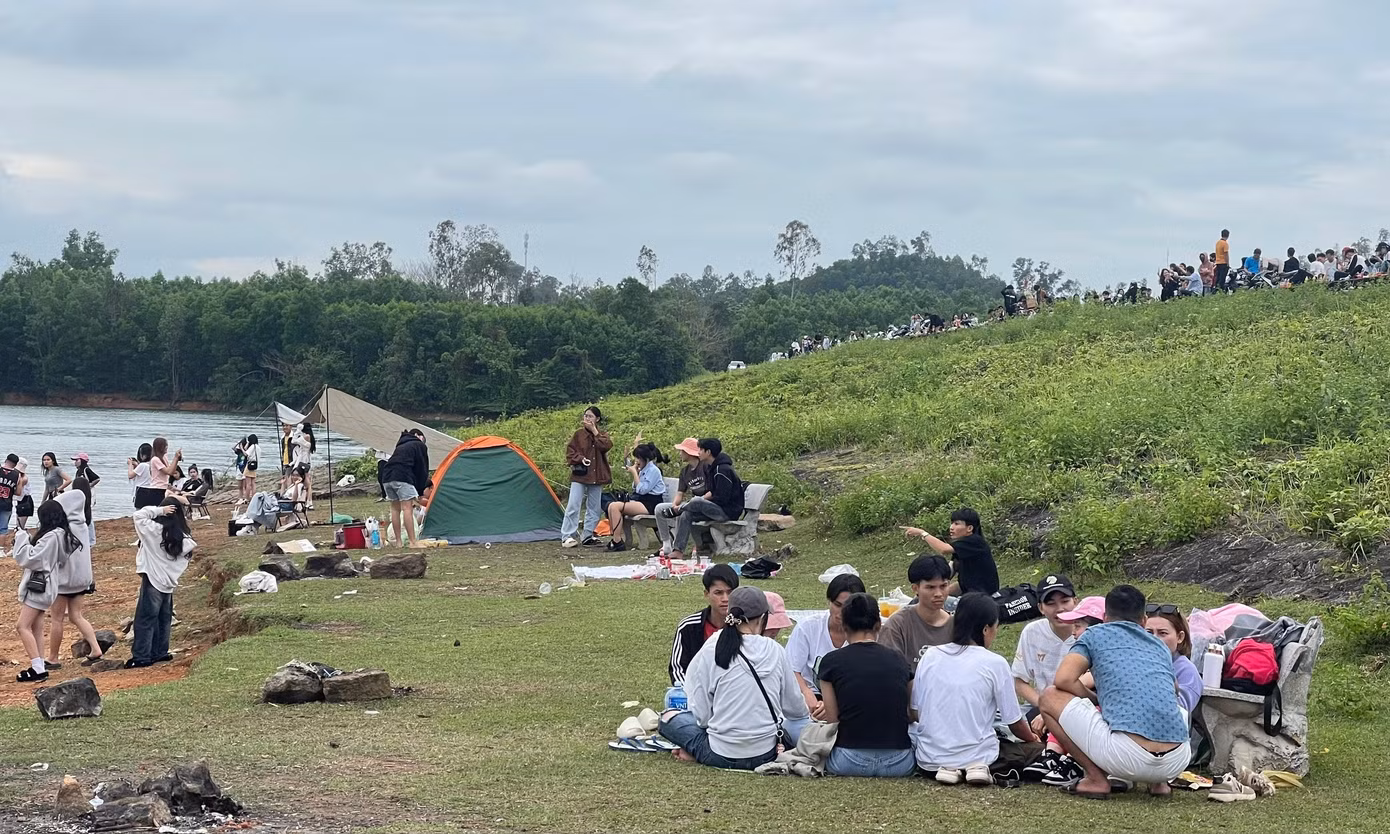 Nhiều nhóm bạn trẻ và các gia đình đến đây thư giãn, trải nghiệm hòa mình với thiên nhiên.
