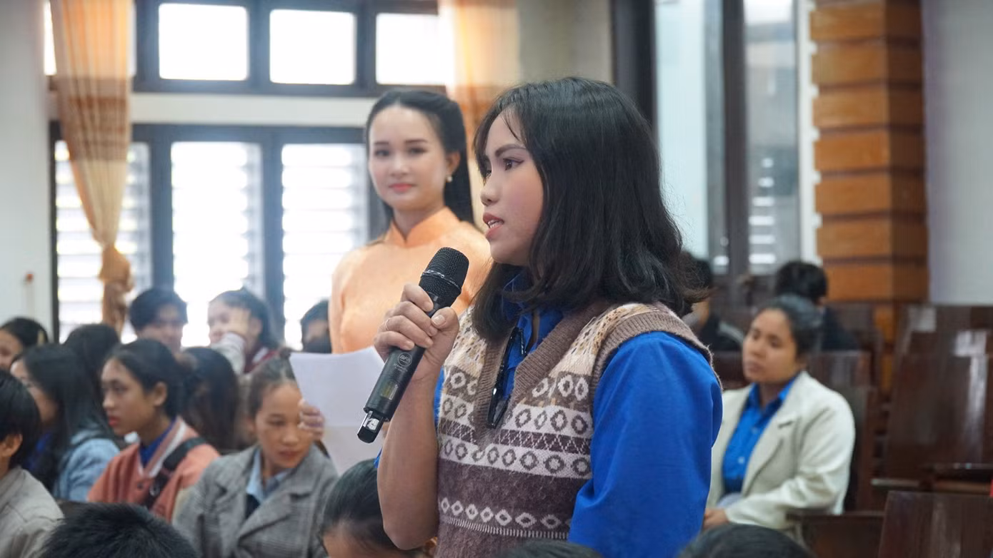 Đoàn viên, thanh niên vùng đồng bào dân tộc thiểu số tham gia ý kiến tại diễn đàn.