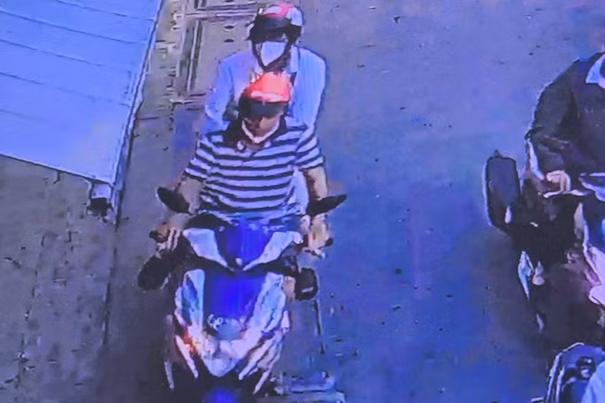 Phong đi xe ôm tiếp cận các chung cư