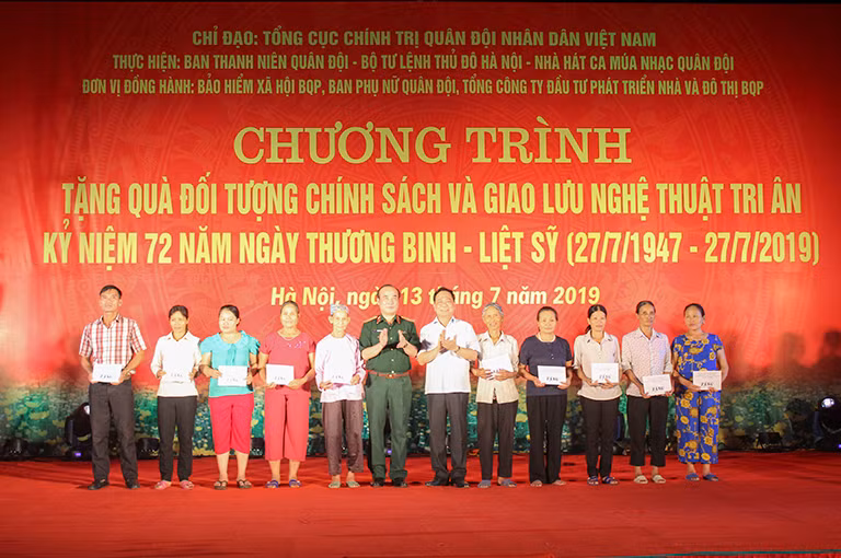 Đặc sắc chương trình tặng quà, giao lưu nghệ thuật tri ân thương binh, liệt sĩ ảnh 4
