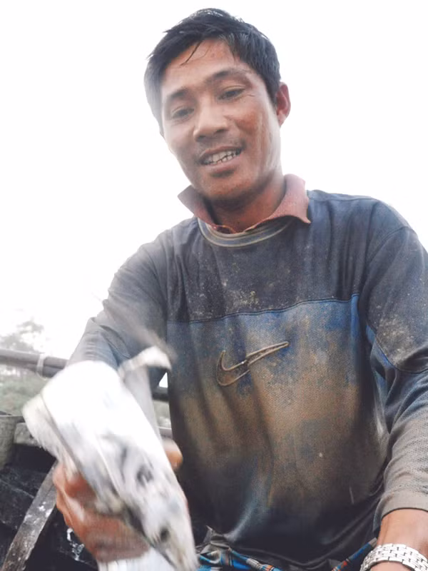 Anh Trần Ngọc Minh nói to: “Biển cho của như rứa mắc chi không lấy”. ảnh: tiến long