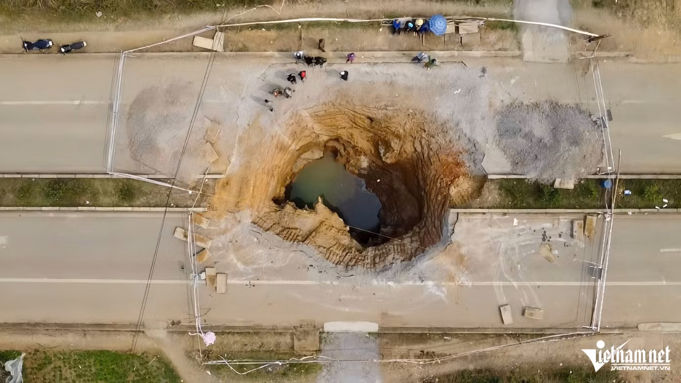 Công bố tình huống khẩn cấp về thiên tai đối với hiện tượng hố sụt lún ở Bắc Kạn. Ảnh: Xuân Nghiệp