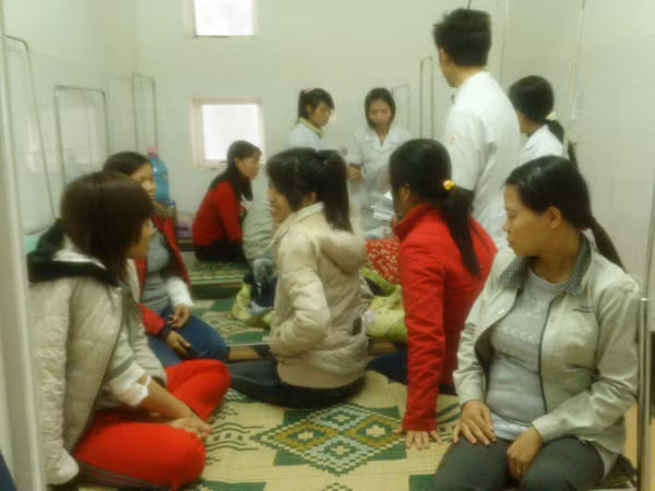 Các công nhân đang điều trị tại BV đa khoa huyện Thuận Thành. Ảnh: Tuấn Nguyễn