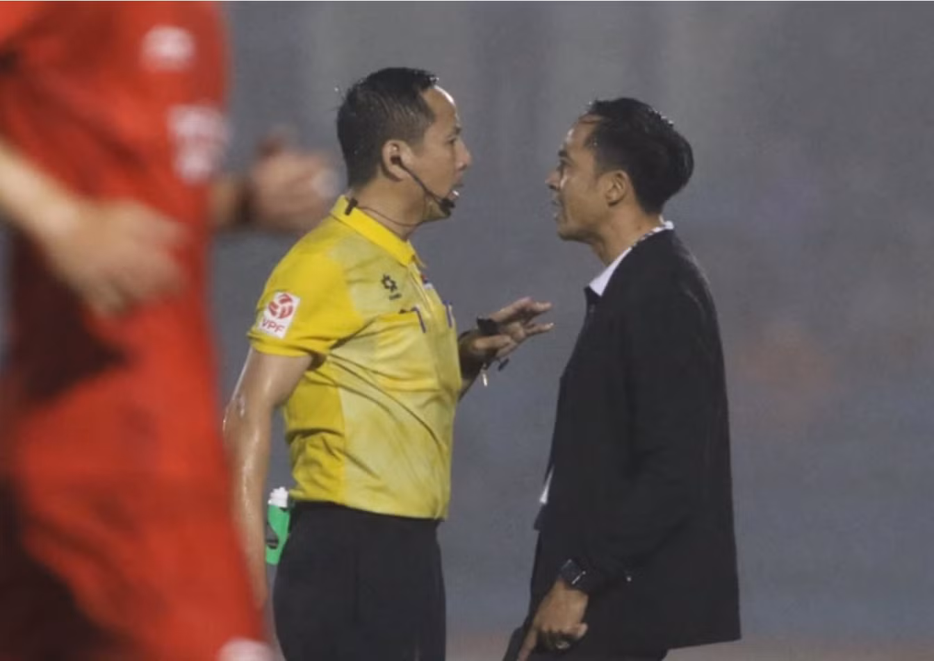 Trọng tài nội luôn chịu sức ép lớn hơn so với các đồng nghiệp nước ngoài khi điều hành V-League Trọng tài nội luôn chịu sức ép lớn hơn so với các đồng nghiệp nước ngoài khi điều hành V-League