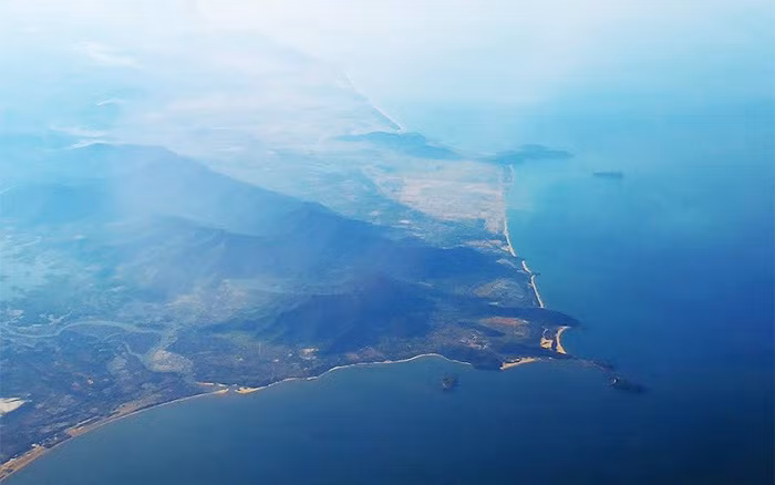 Đây là hình ảnh chụp từ trên máy bay, khu vực biển Vũng Chùa, thuộc xã Quảng Đông, huyện Quảng Trạch, Quảng Bình, nơi có thể được chọn là nơi an nghỉ ngàn thu của Đại tướng Võ Nguyên Giáp