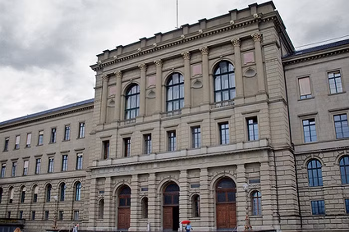 ETH Zurich ( viện công nghệ Liên bang Thụy Sĩ )là một học viện công lập ở Thụy Sĩ. Hàng năm, Zurich cho phép nhập bất kỳ công dân Thụy Sĩ nào vượt qua kỳ thi tốt nghiệp ở trường trung học đều được nhập học