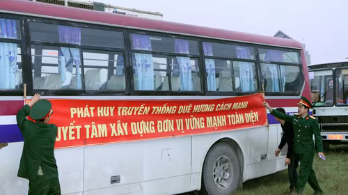 Ban chỉ huy quân sự huyện Kim Động và đơn vị nhận quân trang trí trên xe chở tân binh
