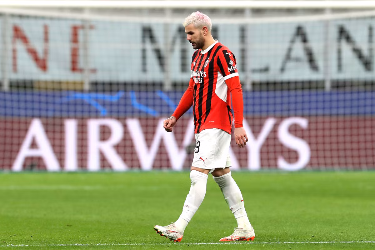 Tấm thẻ đỏ của Theo Hernandez dẫn đến thất bại của AC Milan.