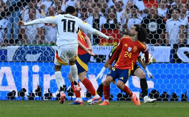 Bóng đã chạm tay Marc Cucurella sau cú dứt điểm của Jamal Musiala. Bóng đã chạm tay Marc Cucurella sau cú dứt điểm của Jamal Musiala.