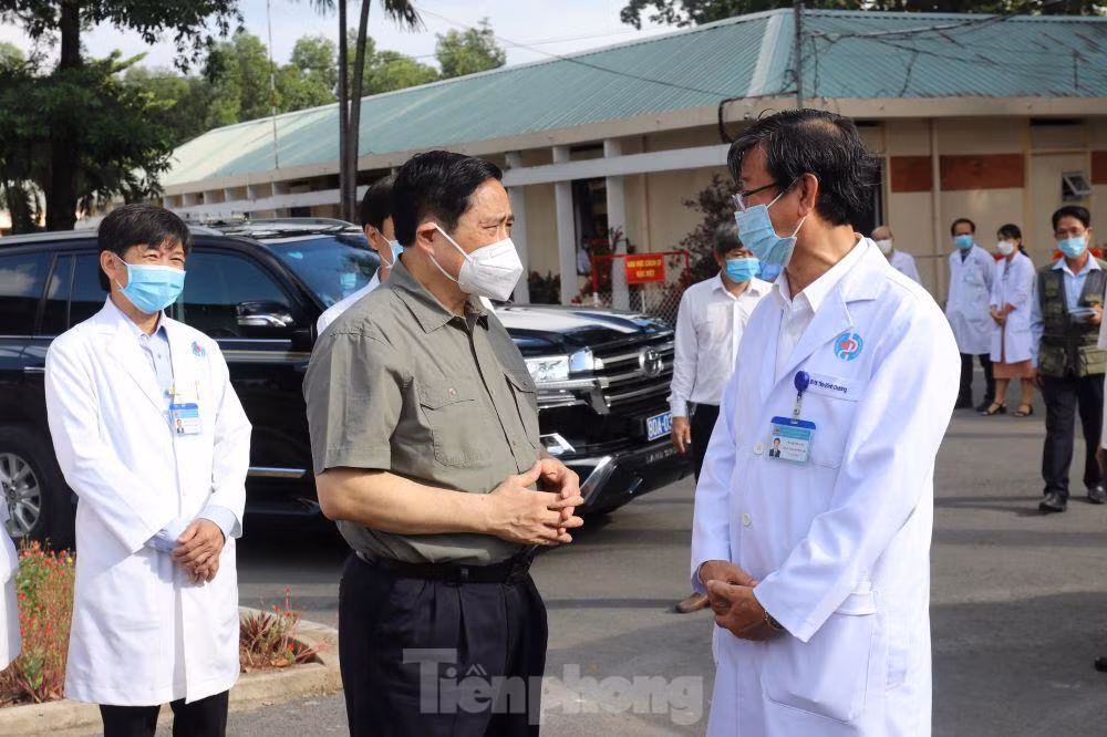 Trong chuyến công tác tại Bình Dương, Thủ tướng Phạm Minh Chính gợi ý địa phương có thể áp dụng cách ly F1 tại nhà vừa giảm áp lực khu cách ly vừa tránh lây chéo