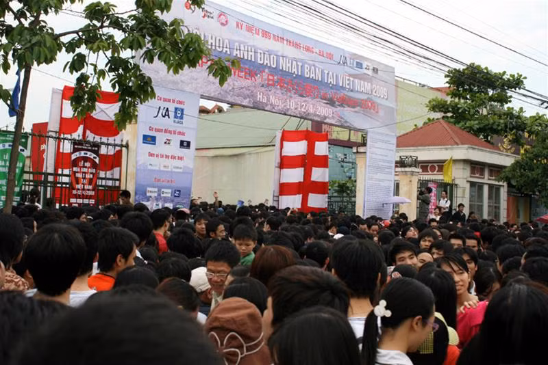 Cảnh chen chúc nghẹt thở trước cổng vào lễ hội.