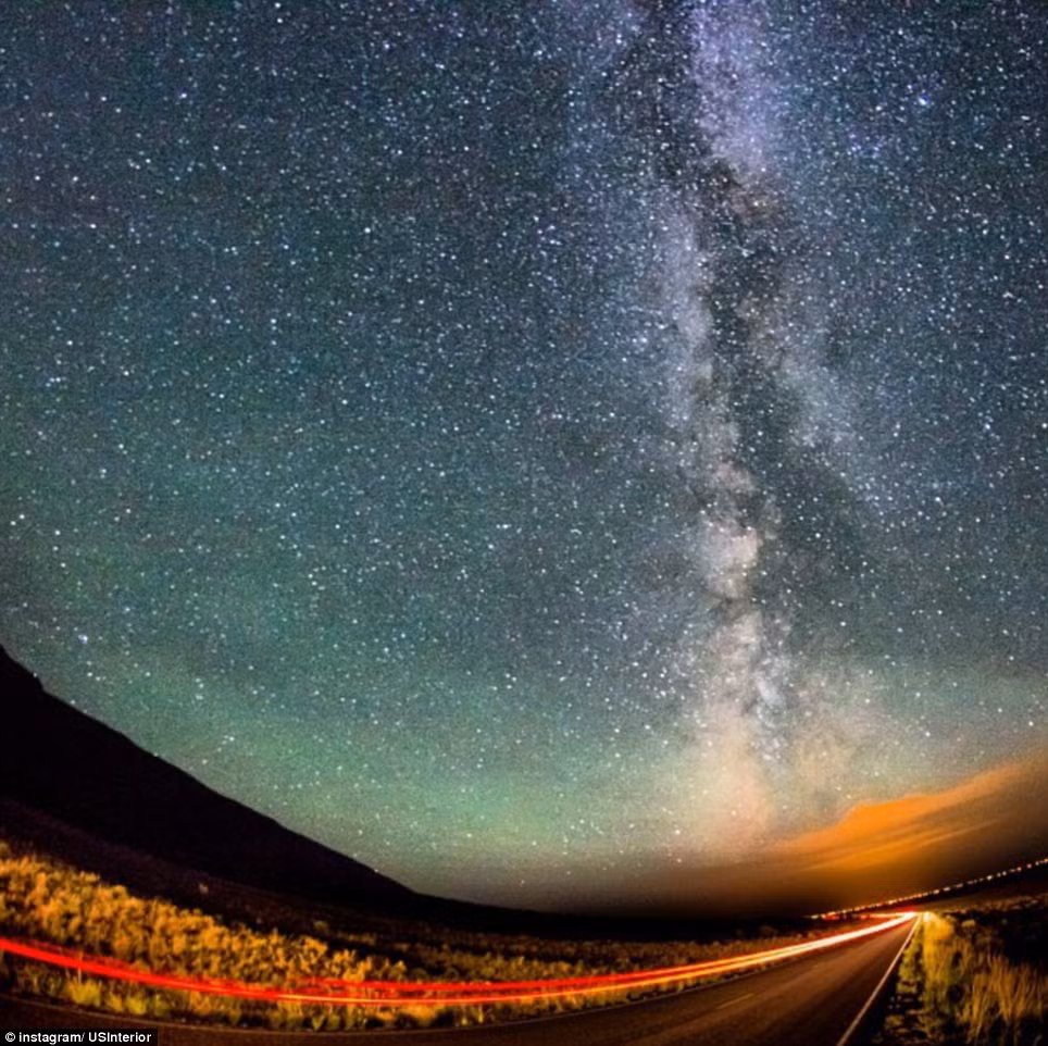 Dải Ngân hà nhìn thấy trên các đồi cát ở Colorado, Hoa Kỳ
