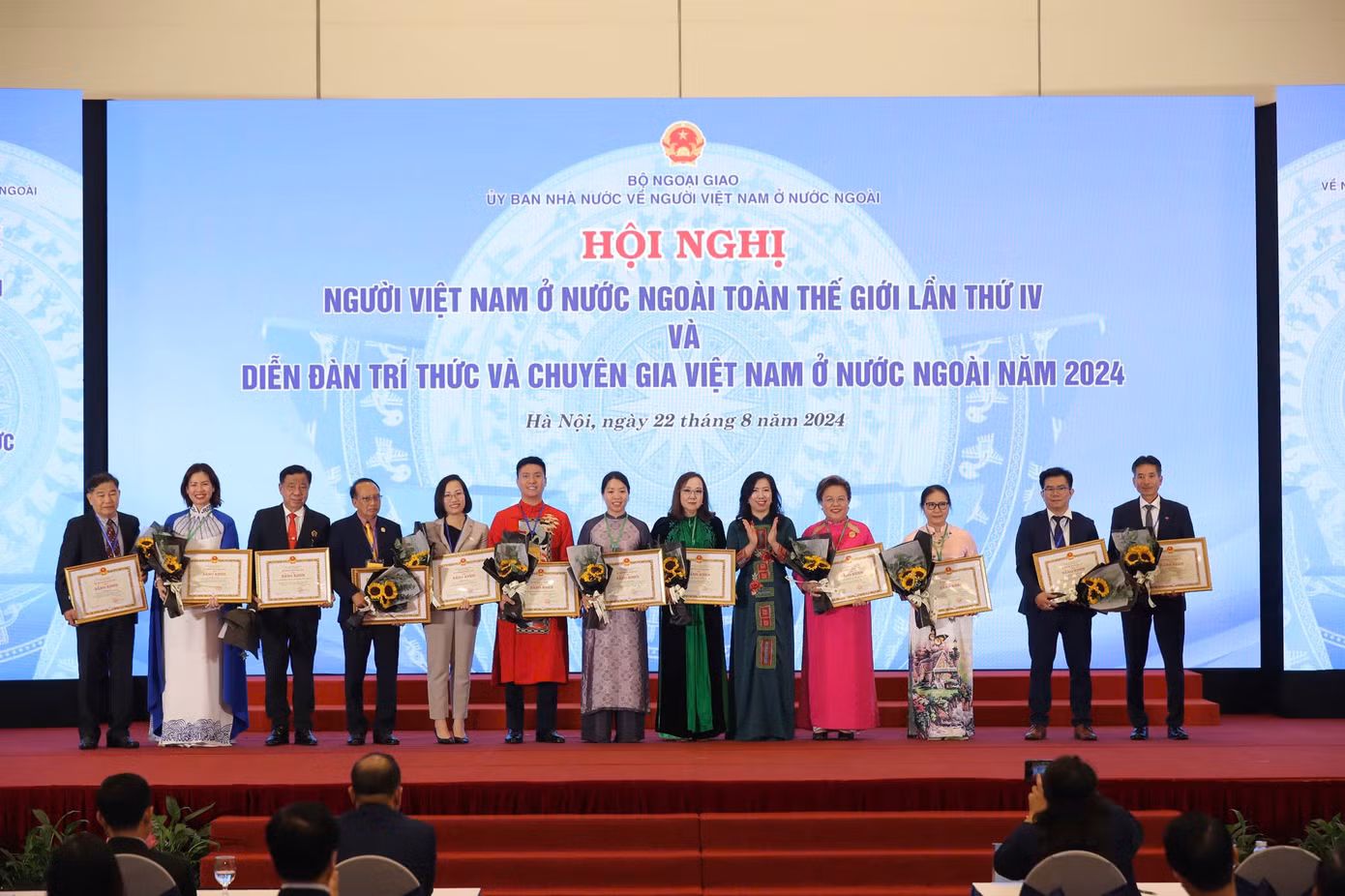 Các cá nhân và đại diện tập thể được trao tặng bằng khen. (Ảnh: Dương Tiêu) Các cá nhân và đại diện tập thể được trao tặng bằng khen. (Ảnh: Dương Tiêu)