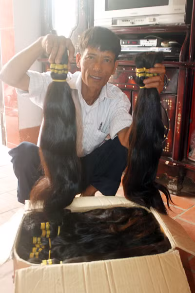 Anh Phan Văn Thơm và thùng tóc đẹp trị giá 87 triệu đồng