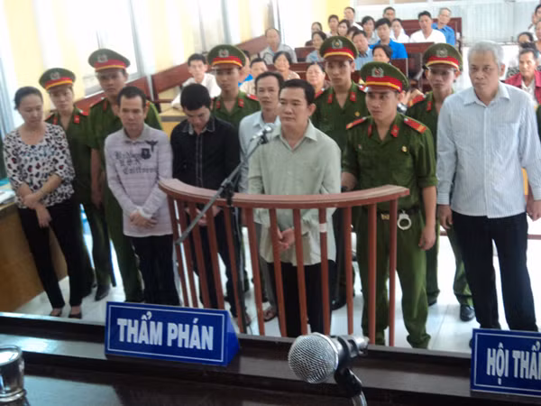 Các bị cáo (từ phải qua, mặc thường phục), Đinh Văn Mười, Nguyễn Thanh Lèo, Trần Văn Tân, Nguyễn Thanh Hùng, Nguyễn Thanh Truyền, Ngô Huệ Phấn