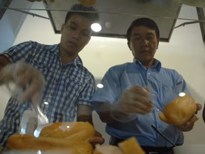 Hiển bán bánh mì phụ giúp gia đình