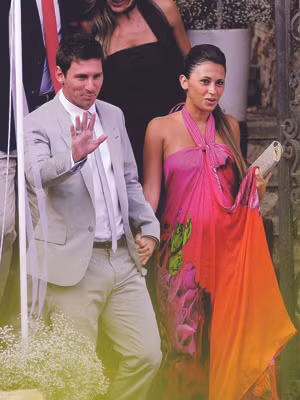 Messi luôn chung tình với cô bạn gái từ thủa thanh mai trúc mã Antonella. Ảnh: Action Images