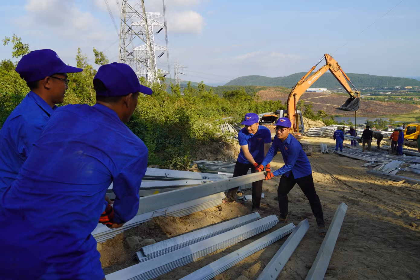 Chị Nguyễn Thu Vân đánh giá cao tinh thần xung kích, tình nguyện của tuổi trẻ Quảng Bình trong việc hộ trợ xây dựng đường dây 500kV mạch 3. Chị Nguyễn Thu Vân đánh giá cao tinh thần xung kích, tình nguyện của tuổi trẻ Quảng Bình trong việc hộ trợ xây dựng đường dây 500kV mạch 3.