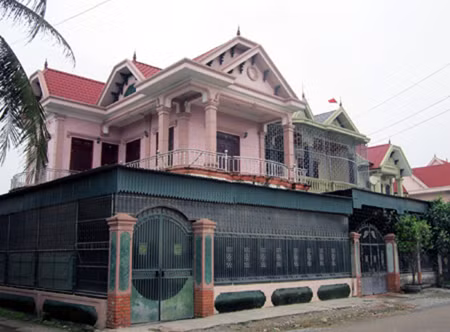 Dãy biệt thự của các đại gia buôn tóc đi lên từ đồng ruộng của thôn Thiệu Tổ