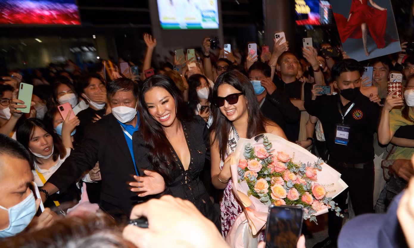 Hoa hậu Hoàn vũ 2021 Harnaaz Sandhu trở thành tâm điểm chú ý của truyền thông.